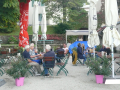 Willkommensplausch im Gastgarten des Hotels